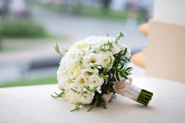 Buquê redondo festivo de lindas flores brancas. buquê de casamento para a noiva  de rosas brancas. | Foto Premium