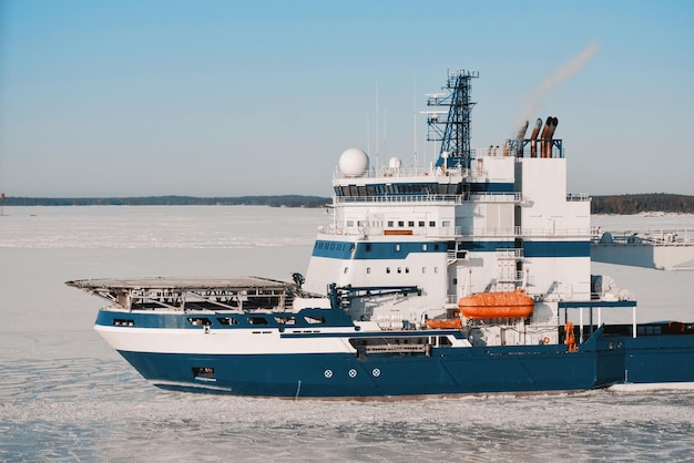 Buque rompehielos de servicio para los servicios de rompimiento de hielo para las operaciones de navegación segura en las zonas árticas