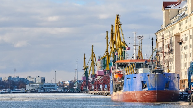 Buques de carga amarrados y grúas portuarias en el puerto