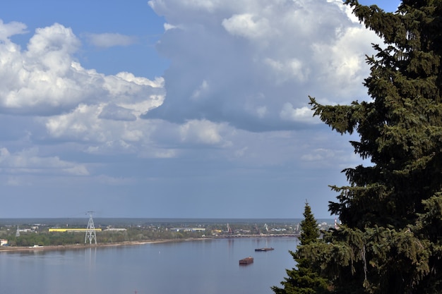 los buques de carga navegan en el Volga