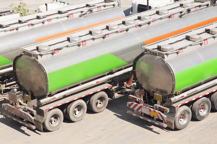Foto buques de combustible automotrices que envían el combustible, camión de la logística, petróleo, poder.