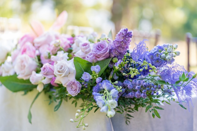 Buquês de decoração de flores frescas da mesa festiva.