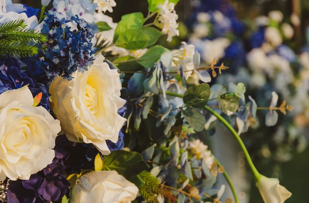 Buquês de flores de tecido artificial