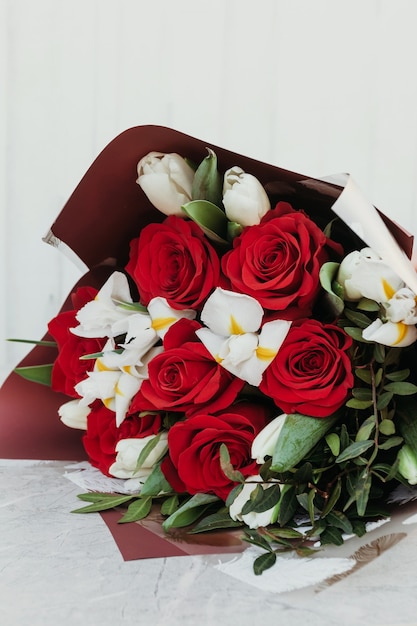 Foto buquês de flores diferentes, rosas vermelhas e brancas.