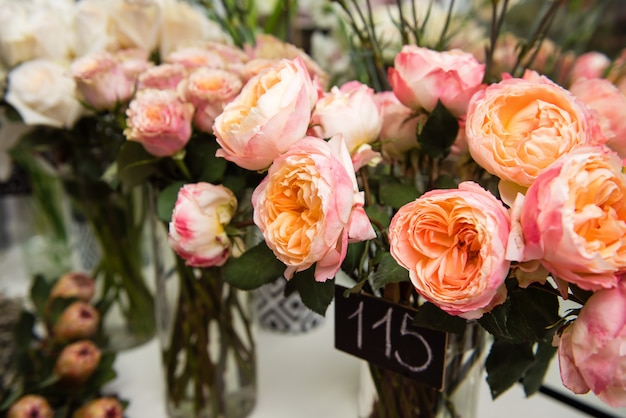 Buquês de flores em vasos em uma loja de flores