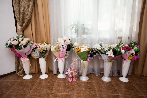 Buquês de flores em vasos no casamento