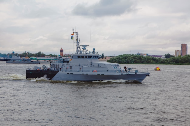 Buques de guerra rusos en el río Volga en Astrakhan en verano en día nublado. Buques militares rusos.