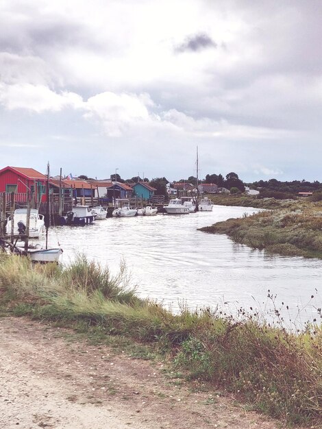 Foto buques náuticos amarrados en el río