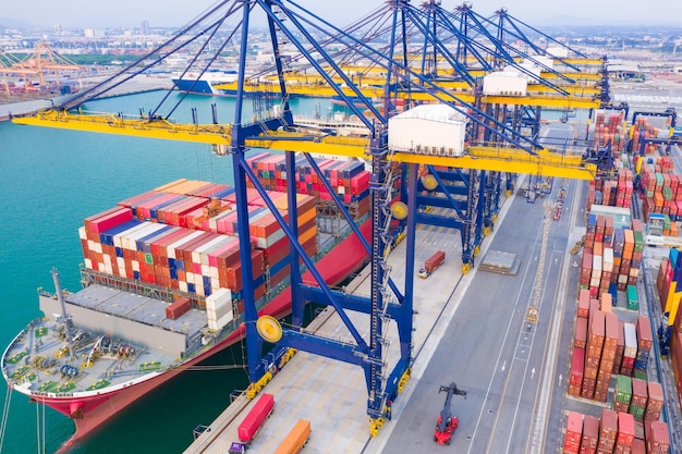 Buques portacontenedores en puertos industriales en el negocio de logística de importación y exportación y cadena de suministro