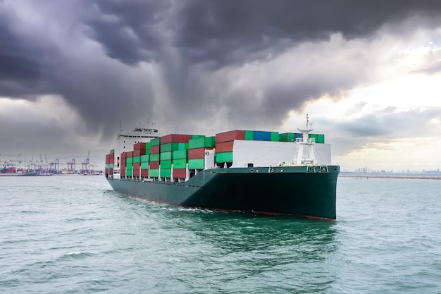Buques portacontenedores servicio comercial e industrial exportación e importación carga desde muelle contenedor marino