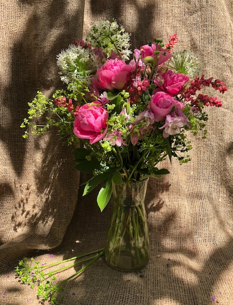 Buquês românticos de flores da primavera