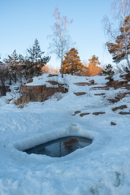 Foto buraco de gelo para natação de inverno buraco no lago congelado para pesca de inverno buroco de gelo de inverno no lago