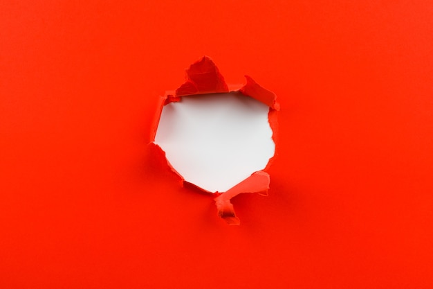 Foto buraco vermelho no papel com lados rasgados