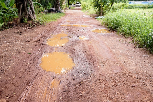 buracos e buracos na estrada velha, cascalho roa.