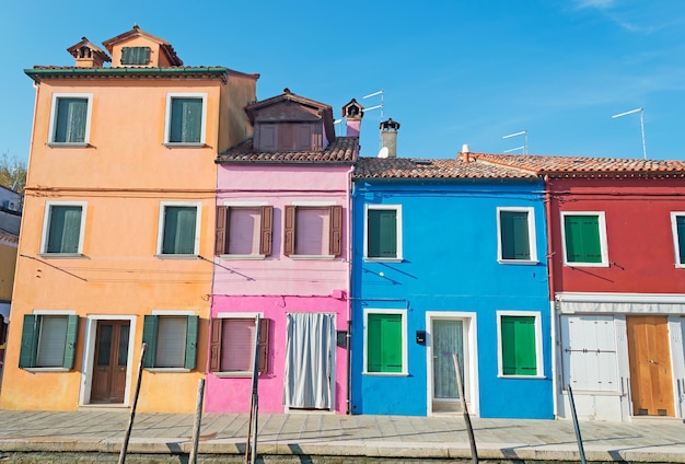 Burano bunte Fassaden an einem klaren Tag