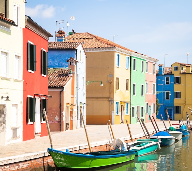 Burano-Insel, in der Nähe von Venedig. Traditionelle farbige Häuser an einem sonnigen Tag.