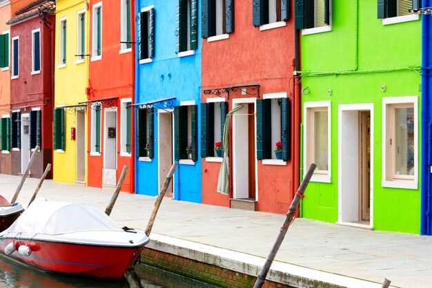 Burano Inselkanal, kleine farbige Häuser und die Boote