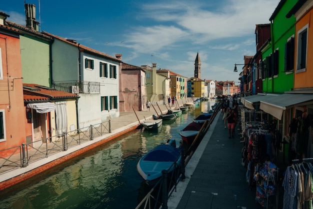Burano Itália Nov 2021 Vista das coloridas casas venezianas ao longo do canal
