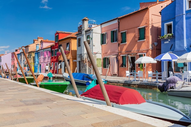 Burano Italien mit bunt bemalten Häusern am Kanal mit Booten Malerische italienische Stadt in der Nähe von Venedig