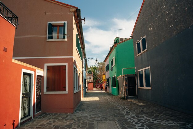 Burano Italien Nov. 2021 Blick auf die farbenfrohen venezianischen Häuser am Kanal