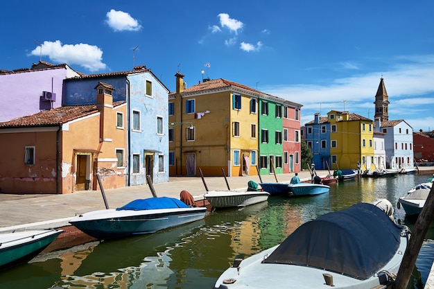 Burano, Venecia. Casas coloridas, canal de la isla de Burano y barcos.