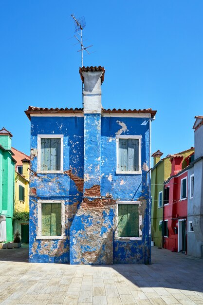 Burano, Venedig. Bunte Hausarchitektur am Platz. Sommer 2017, Italien