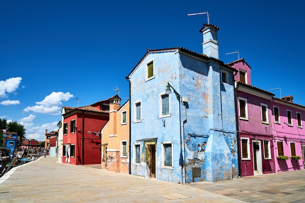 Burano, veneza. arquitetura antiga de casas coloridas na praça.