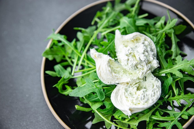 Buratta-Salat, grüne Blätter, Rucola-Käse, Burratina, gesunde Mahlzeit, Snack auf dem Tisch, Kopierraum