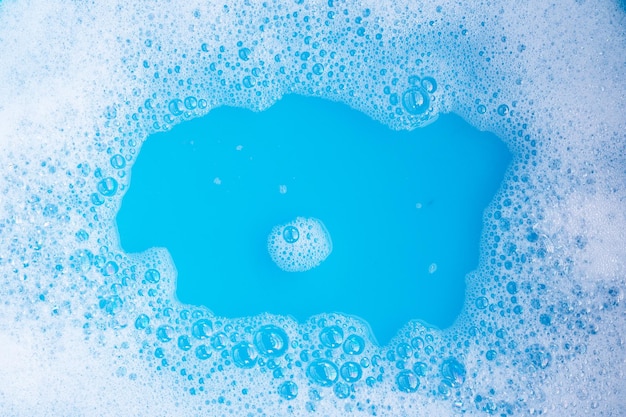 Burbuja de espuma de detergente fondo azul.