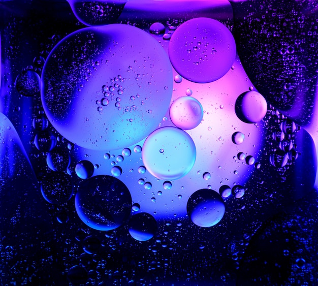 Burbujas abstractas en un líquido con luces de colores