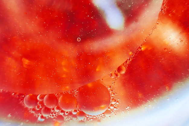 Las burbujas de aceite se cierran. una macro de círculos de agua. Fondo rojo naranja y fuego abstracto