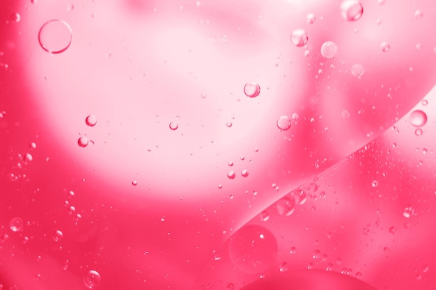 Las burbujas de aceite rosa cierran los círculos de agua macro resumen brillante fondo magenta viva