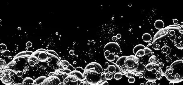 Burbujas de agua de soda salpicando bajo el agua contra fondo negro