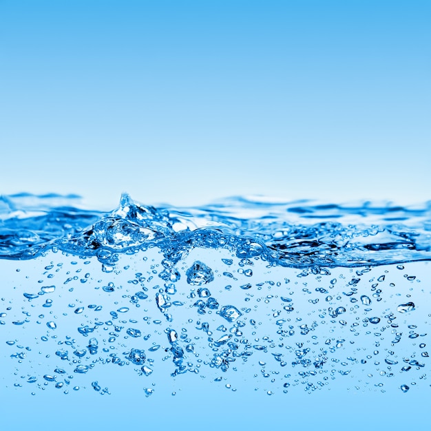 Burbujas de aire y agua azul en la piscina sobre fondo blanco con espacio para texto