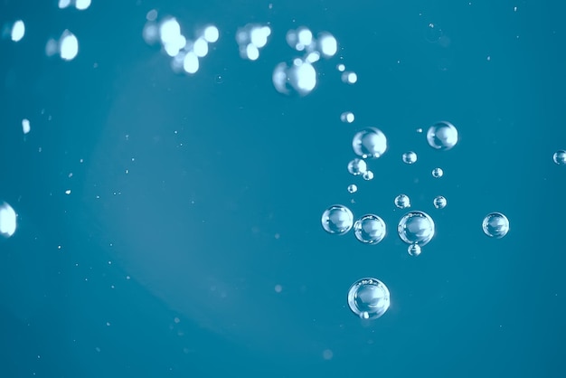 burbujas de aire en el agua fondo macro / fondo azul burbujas abstractas en el agua