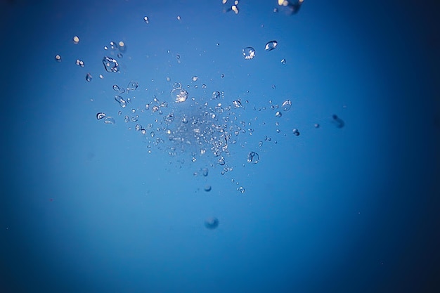 burbujas de aire bajo el agua textura fondo azul claro