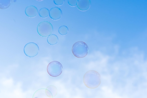 Burbujas borrosas flotando en el aire