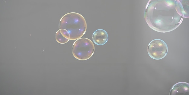 Burbujas de champú flotando como volando en el aire por el viento