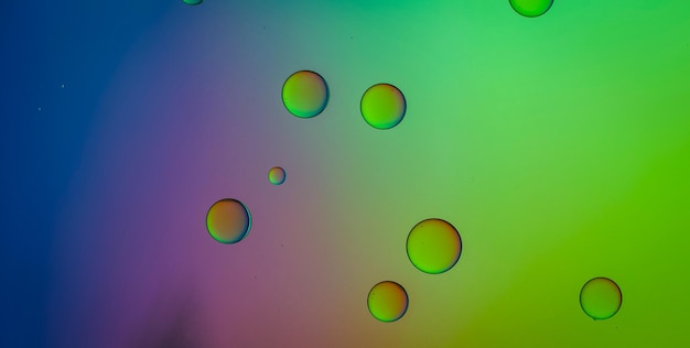 Burbujas coloridas en el agua Una fotografía macro abstracta
