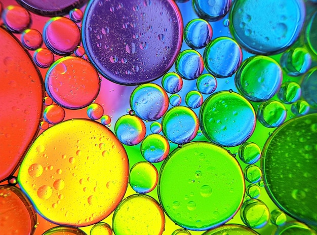 Burbujas coloridas burbujas de aceite de fondo abstracto en un fondo líquido transparente