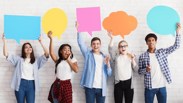 Burbujas de discurso Amigos felices sosteniendo pancartas vacías