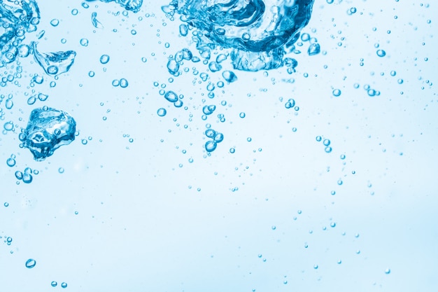 Foto burbujas en el fondo del agua azul.