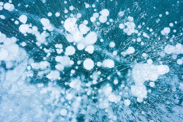 Burbujas de hielo natural en el lago congelado en invierno