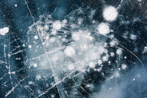 Burbujas de hielo natural en el lago congelado en invierno