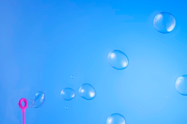 Foto burbujas de jabón aisladas sobre fondo azul
