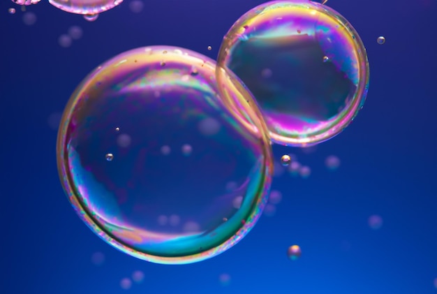 Burbujas de jabón sobre un fondo azul.
