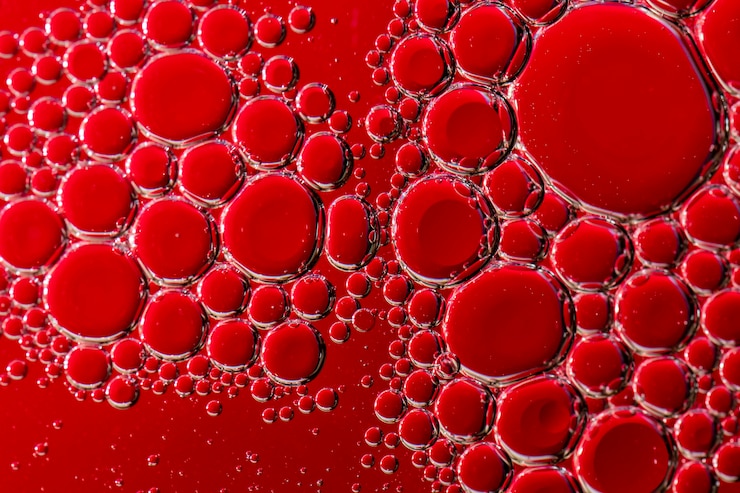 Foto burbujas rojas. burbujas de aceite. fotografía macro. fondo abstracto. fondo rojo.