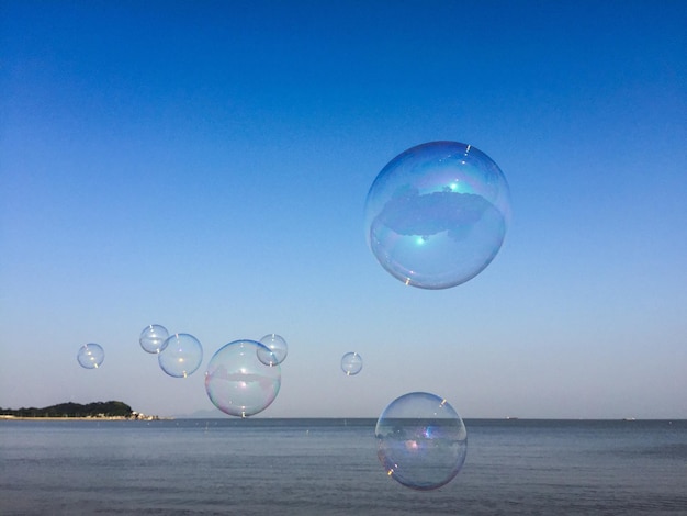 Foto burbujas sobre el mar contra el cielo azul