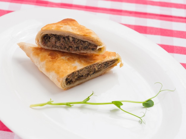 Burek con carne en un plato blanco