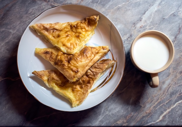 Burek mit Käse.Balkanic Pie auf dem Teller und Joghurt